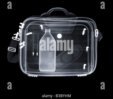 X-ray eine Tasche mit einer Flasche und Stifte Stockfoto