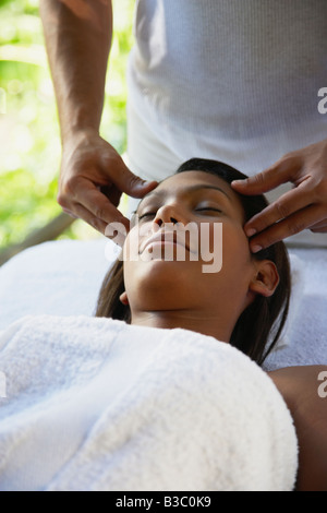 Hispanic Frau empfangen Gesichtsmassage Stockfoto