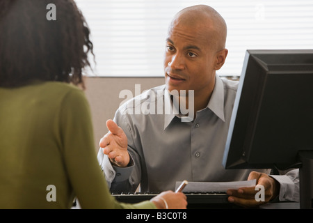 Afrikanische Unternehmer im Gespräch mit Kollegen Stockfoto