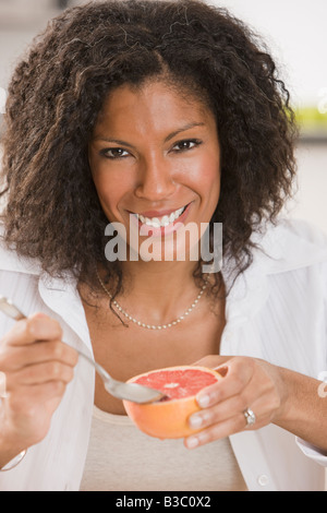 Afrikanerin Grapefruit Essen Stockfoto