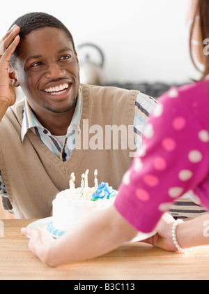Afrikanischer Mann immer Geburtstagskuchen Stockfoto