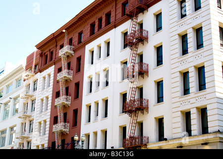Zwei Feuerleitern an der Vorderseite des Gebäude in San Francisco, Kalifornien Stockfoto