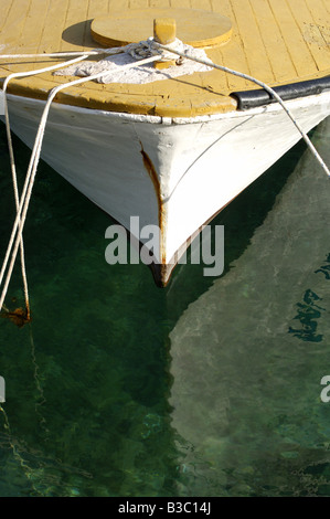 Vorne ein kleines Boot im Wasser reflektiert Stockfoto