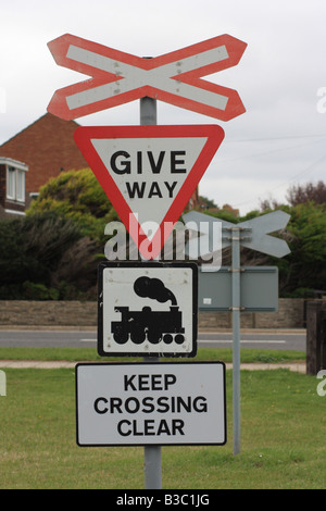 Geben Sie Wege-Schild an einem Bahnübergang an der Hayling Island-Bahnstrecke am August Bank Holiday Montag 2008. Stockfoto