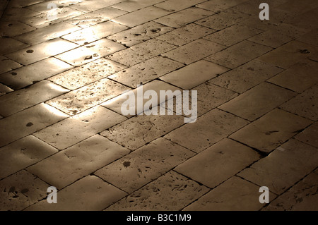 Marmor-Einbau im Sonnenlicht, Dubrovnik, Kroatien. Stockfoto