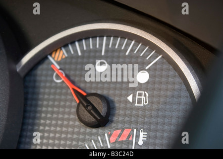 Nahaufnahme von einem Gas Gage anzeigen, dass das Auto einen leeren Tank geringe Schärfentiefe hat Stockfoto