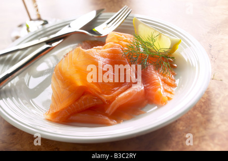 Geräucherter Lachs auf einer Platte Stockfoto