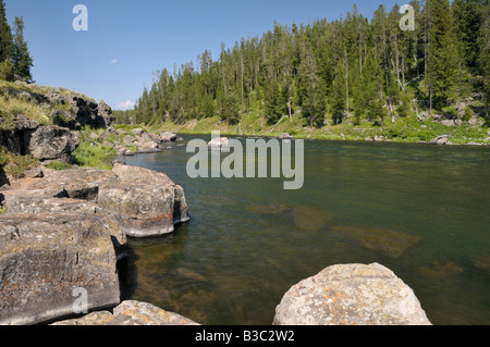 Felsbrocken in die Henrys Fork des Snake River ruhen. Stockfoto