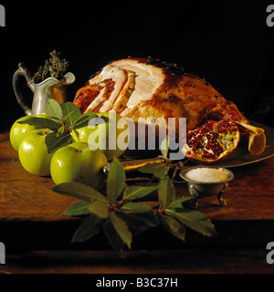 Schinken und Äpfel auf einem Tisch Stockfoto