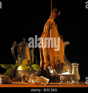 Bückling hängen über dem Tisch Stockfoto