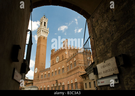 Blick auf Torre del Mangia und dem Palazzo Pubblico, Piazza del Campo, Siena, Toskana, Italien Stockfoto