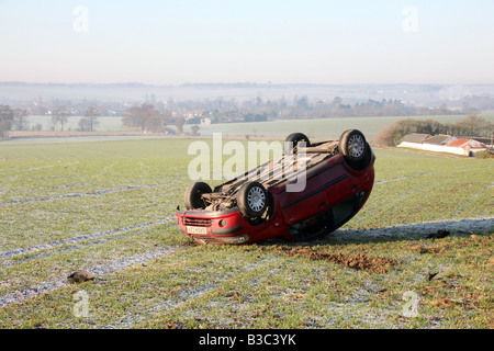 Auto auf dem Dach. Einem nicht tödlichen Verkehrsunfall verursacht durch vereiste Landstraßen. Suffolk-www.georgeimpeyphotographer.co.uk Stockfoto