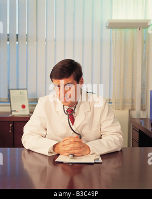 Vorderansicht eines Arztes sitzen im Zimmer consulting Stockfoto