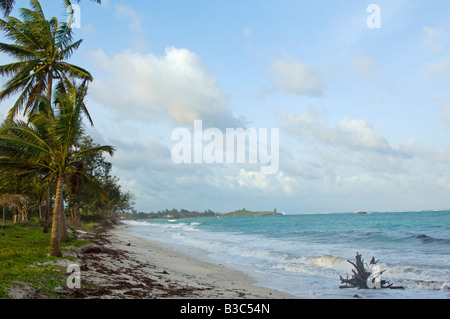 Kenia, Watamu. Blick entlang der Strand bei Flut nördlich Richtung Watamu Village. Stockfoto