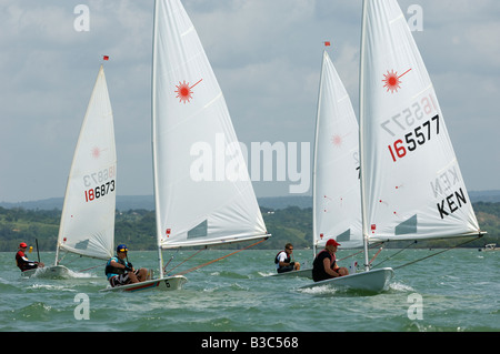 Kenia, Kilifi. Racing-Laser Segeljollen in Kilifi Creek. Stockfoto