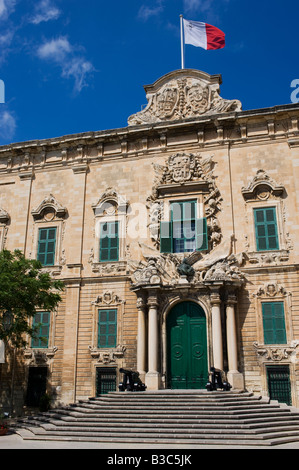 Malta, Valletta. Auberge de Castille et Leon, einmal eine große Unterkunft für Ritter, beherbergt heute das Amt des maltesischen Premierministers. Stockfoto