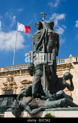 Malta, Valletta. Kriegerdenkmal mit maltesischer Flagge fliegen hinter, in Misrah Il-PA oder Schlossplatz. Stockfoto