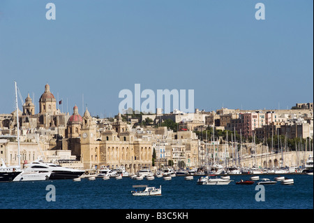 Malta, Valletta. Blick auf Vittoriosa und St. Laurentius-Kirche über Valletta Grand Harbour. Stockfoto