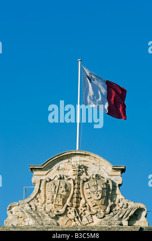 Malta, Valletta. Die maltesische Flagge fliegt über die Auberge de Castille et Leon, einmal eine große Unterkunft für Ritter, beherbergt jetzt das Amt des maltesischen Premierministers. Stockfoto