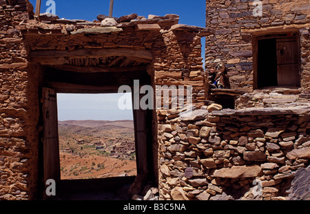 Marokko, Anti-Atlas-Gebirge, Tasguent (nr Tafraoute). Der Wächter von Agadir Tasguent, befestigte Berber Getreidespeicher, Kollegen über eine Brüstung eine ungewöhnlich gut erhalten. Stockfoto