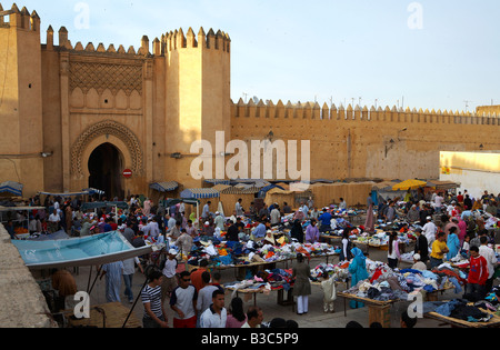 Marokko, Fes. Der Second Hand Markt vor dem restaurierten Bab Chorfa. Stockfoto