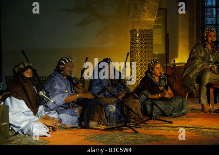 Marokko, Fes. Mitglieder der Tarti Frauen Ensemble aus Mali (5 Frauen und 4 Männer) spielen ihre traditionellen Tinde Trommeln im Dar Stockfoto