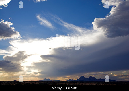 Namibia, Damaraland. Unglaubliche Licht bei stürmischem Wetter über Spitzkoppe Berg "Matterhorn von Afrika" bei Sonnenuntergang. Stockfoto