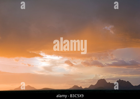 Namibia, Damaraland. Unglaubliche Licht bei stürmischem Wetter über Spitzkoppe Berg "Matterhorn von Afrika" bei Sonnenuntergang. Stockfoto