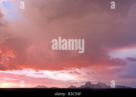 Namibia, Damaraland. Unglaubliche Licht bei stürmischem Wetter über Spitzkoppe Berg "Matterhorn von Afrika" bei Sonnenuntergang. Stockfoto