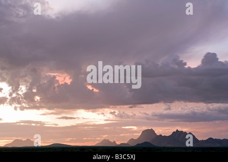 Namibia, Damaraland. Unglaubliche Licht bei stürmischem Wetter über Spitzkoppe Berg "Matterhorn von Afrika" bei Sonnenuntergang. Stockfoto