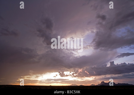 Namibia, Damaraland. Unglaubliche Licht bei stürmischem Wetter über Spitzkoppe Berg "Matterhorn von Afrika" bei Sonnenuntergang. Stockfoto