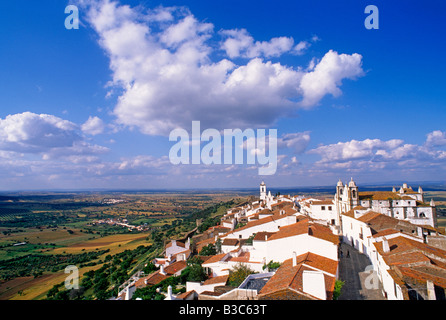 Portugal, Alentejo, Monsaraz. Die Stadt kam zum Vorsprung als es im Jahre 1167 von den Mauren erobert wurde. Monsaraz hat seit prähistorischen Zeiten bewohnt worden, als die Kelten, Römer, Westgoten und Mauren jeder nutzte den Hügel defensive Potential. Von den Mauren im Jahre 1167 wiedererlangte, wurde die Stadt Tempelritter übergeben bevor Dom Dinis, die Burg hinzugefügt und Mauern im 14. Jahrhundert befestigten. Von der Stadtmauer können Sie Osten über den Guadiana Nachbarland Spanien oder Westen über die großen Ebenen des Alentejo bestaunen. Stockfoto