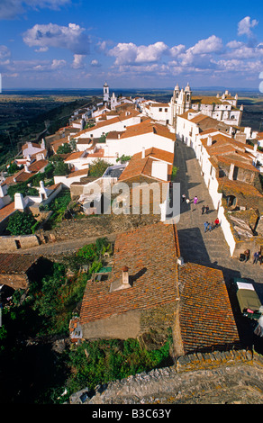 Portugal, Alentejo, Monsaraz. Die Stadt kam zum Vorsprung als es im Jahre 1167 von den Mauren erobert wurde. Monsaraz hat seit prähistorischen Zeiten bewohnt worden, als die Kelten, Römer, Westgoten und Mauren jeder nutzte den Hügel defensive Potential. Von den Mauren im Jahre 1167 wiedererlangte, wurde die Stadt Tempelritter übergeben bevor Dom Dinis, die Burg hinzugefügt und Mauern im 14. Jahrhundert befestigten. Von der Stadtmauer können Sie Osten über den Guadiana Nachbarland Spanien oder Westen über die großen Ebenen des Alentejo bestaunen. Stockfoto