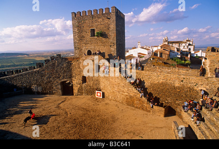 Portugal, Alentejo, Monsaraz. Stierkampf in die Hügel Dorf Monsaraz, Alentejo. Monsaraz hat seit prähistorischen Zeiten bewohnt worden, als die Kelten, Römer, Westgoten und Mauren jeder nutzte den Hügel defensive Potential. Von den Mauren im Jahre 1167 wiedererlangte, wurde die Stadt Tempelritter übergeben bevor Dom Dinis, die Burg hinzugefügt und Mauern im 14. Jahrhundert befestigten. Von der Stadtmauer können Sie Osten über den Guadiana Nachbarland Spanien oder Westen über die großen Ebenen des Alentejo bestaunen. Stockfoto