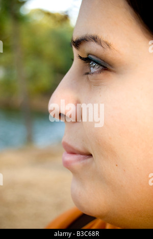 Eine Seite Profil Nahaufnahme von einem jungen spanischen Womans Gesicht Stockfoto