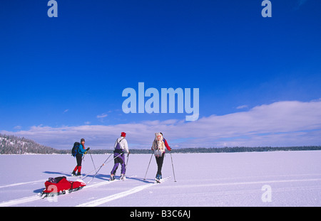 USA, Wyoming, Grand Teton National Park. Langlaufen Sie über einen gefrorenen See im Grand-Teton-Nationalpark. Stockfoto