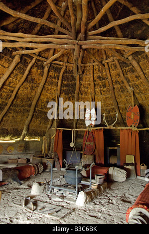 England, Wales, Pembrokeshire. Innenraum des neu geschaffenen Häuptlings Hütte, ein Eisenzeit Celtic Roundhouse Stockfoto