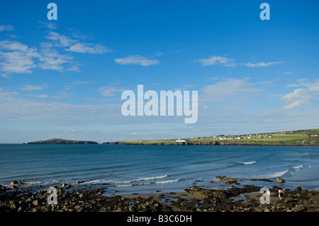 England, Wales, Pembrokeshire. Felsen am Rande der Poppit Sands mit Cardigan Bay und Cardigan Insel hinter. Stockfoto