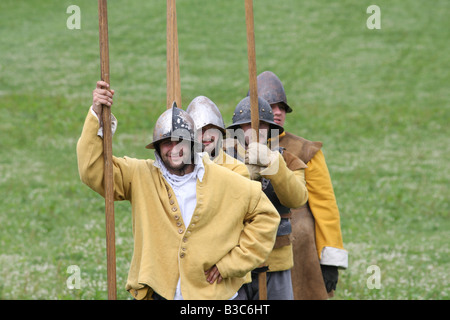 Pikeniere bei der Re Inszenierung der Schlacht von Faringdon im englischen Bürgerkrieg. Stockfoto