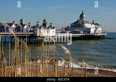 England, East Sussex, Eastbourne. Eastbourne Pier ist ein am Meer Vergnügen Pier an der Südküste von England. Stockfoto