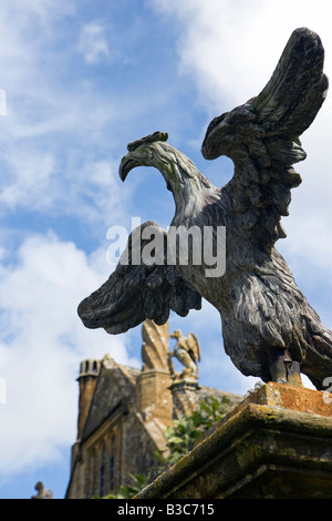 England, Dorset. Mapperton House ist ein romantisches Tal Garten tief in eine verlorene Dorset Combe unter Tumbling Berge und unberührte Natur. Die Gärten stammen aus dem great Lawn, durch die formale Hecke hinunter in den Wald Garten. Pevsners Dorset Reiseführer meint "Es kann kaum eine mehr bezaubernde herrschaftliche Gruppe als Mapperton sein." Stockfoto