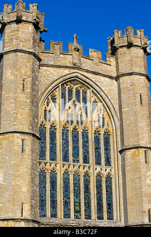 England, Somerset, Crewkerne. St.-Bartholomäus Kirche steht auf einer Anhöhe westlich von der Stadt entfernt, es ist der zentrale Punkt des ländlichen Aussicht auf der westlichen Seite der Stadt ein hervorragendes Beispiel für die senkrecht Stil mit vielen außergewöhnlichen und individuellen Funktionen. Stockfoto