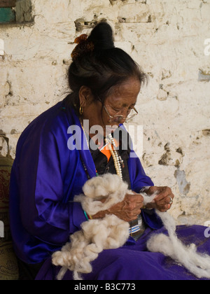 Alte Frau Kardieren von Wolle in tibetischen Siedlung in der Nähe von Pokhara, Nepal Stockfoto