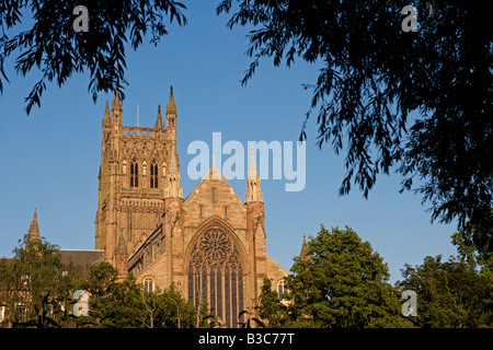 England, Worchestershire, Worchester. Worcester Cathedral - eine anglikanische Kathedrale befindet sich auf einer Bank mit Blick auf den Fluss Severn. Der offizielle Name ist The Cathedral Church of Christ und Jungfrau Maria. Stockfoto