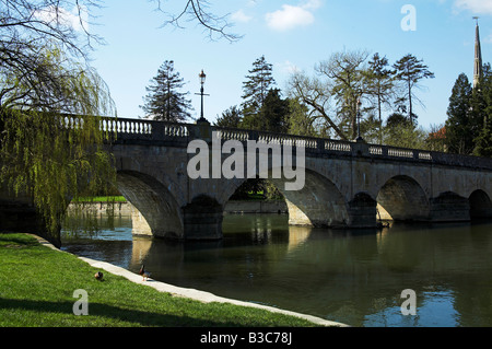 England, Oxfordshire, Wallingford. Ansicht von Wallingford Brücke über den Fluss Themse in Wallingford. Der Turm von St. Peter-Kirche ist auf der rechten Seite. Stockfoto