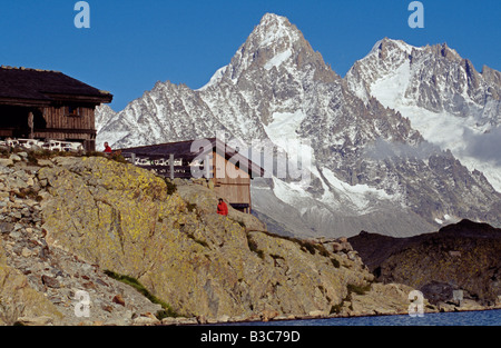 Frankreich, Haute-Savoie, Chamonix. Zerklüftete Gipfel des Mont Blanc Massivs ragen über das Tal von Lac Blanc und den Wanderern Zuflucht des Chalet du Lac Blanc auf der Tour de Pays du Mont-Blanc. Stockfoto