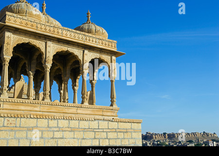 Indien, Rajasthan, Jaisalmer, Bada Bagh (buchstäblich Big Garden). Errichtet durch ein Nachkomme von Jaisal und Maharaja von Jaisalamer, Jai Singh II, beauftragt einen Damm erstelle ich einen Wassertank während seiner Herrschaft im 18. Jh. Nach seinem Tod, sein Sohn Lunkaran, einen schönen Garten neben dem See und ein Chhatri (Hindi für Kenotaph) für seinen Vater auf einem Hügel neben dem See errichtet. Stockfoto