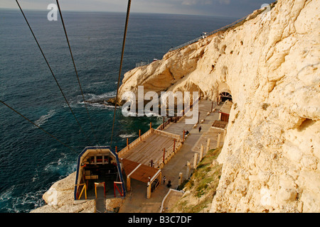 Israel, Rosh HaNikra. Rosh HaNikra ist eine geologische Formation, gelegen an der Küste des Mittelmeers, im westlichen Galiläa nahe der Grenze zum Libanon. Es ist eine weiße Kreide Felswand in spektakuläre Grotten eröffnet. Stockfoto