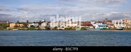 Kenia, Mombasa. Der alte Mombasa Hafen Uferpromenade mit Fort Jesus auf der linken Seite des Bildes. Stockfoto