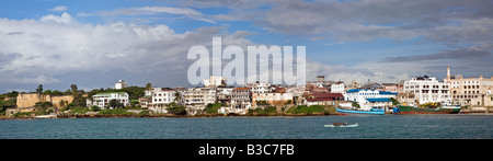 Kenia, Mombasa. Der alte Mombasa Hafen Uferpromenade mit Fort Jesus auf der linken Seite des Bildes. Stockfoto